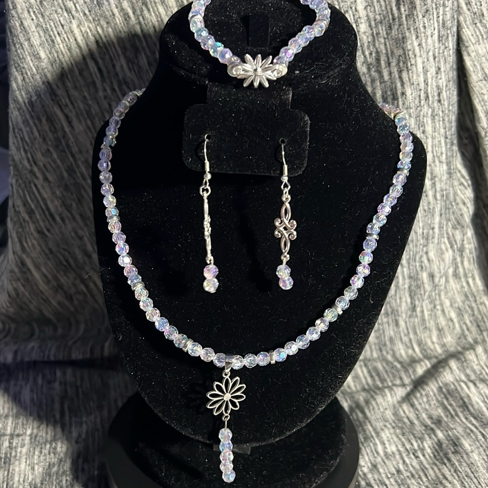 18 INCH WIRED NECKLACE WITH CHAIN EXTENDER. 7 INCH BRACELET & EARRINGS.